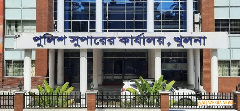 খুলনায় পরিদর্শক ছিনতাইকারীর হামলার শিকার হওয়ার পর পুলিশ সদস্